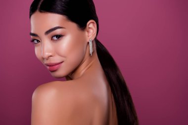 Şık bir bayanın pohpohlama vücut terapisi fotoğrafını kapatın. Vogue etkinliği için hazır olun..