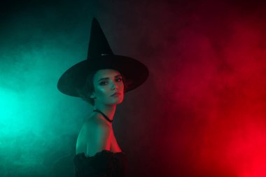 Büyücü kadın afişi. Korku odası temalı afiş. Rengarenk arka planda izole edilmiş..