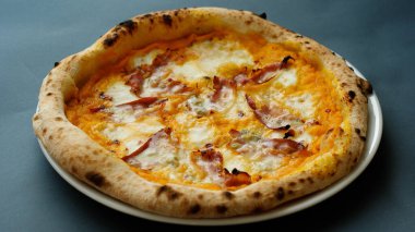 Mavi arka planda Pacetta pizzası