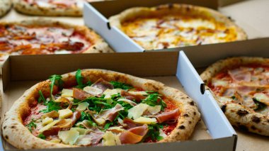 Parmalı pizza, roka ve prosciutto.