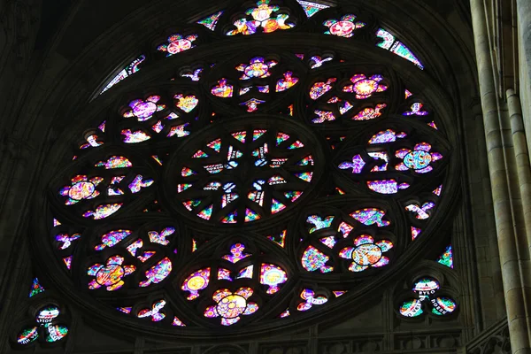 Vidriera en la iglesia. Hermosas vidrieras decoran una iglesia en Praga —  Fotos de Stock