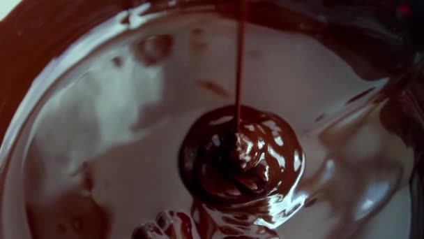 美味的褐色巧克力倒入漩涡中 美味的巧克力流下来 完美的概念 — 图库视频影像