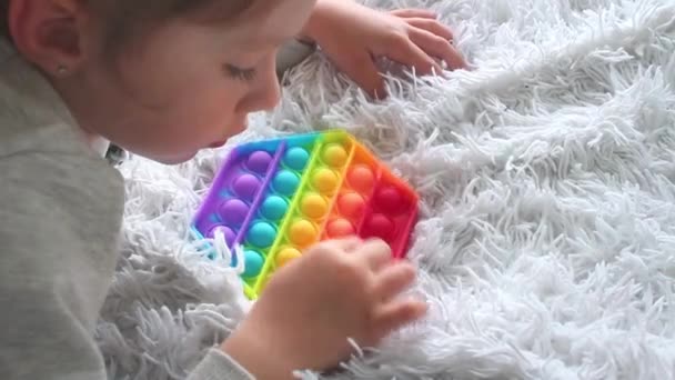 Dzieciak Bawi Się Zabawką Sensoryczną Dziewczyna Naciskając Kolorowe Tęczowe Squishy — Wideo stockowe