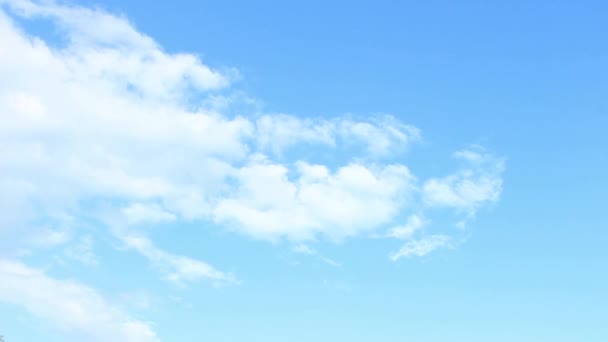 Blauwe Hemel Achtergrond Met Witte Wolken Zonnige Dag — Stockvideo