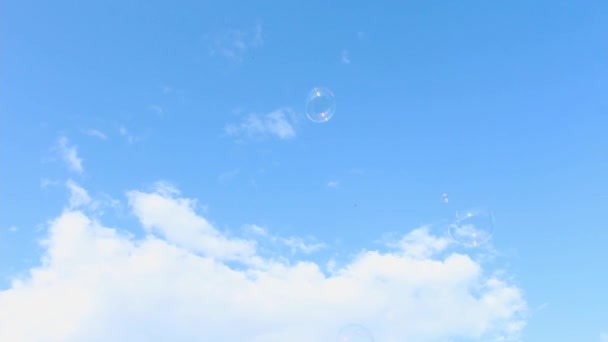 巨大的肥皂泡在蓝天的背景下飘扬 蓝天背景 晴天白云 软焦点 — 图库视频影像