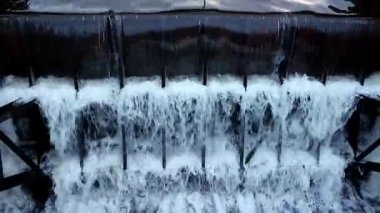 Büyük bir barajdan akan su. Baraj taştı. Barajdaki Deshcharge suyu. Büyük bir su akıntısı