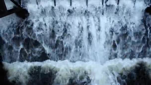 大坝中流出的水 溢流大坝 大坝中的排泄水 大水流 — 图库视频影像