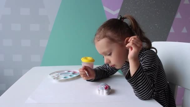 Une Petite Fille Frisée Apparence Européenne Ans Est Assise Bureau — Video