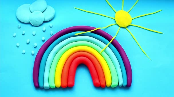 Kleurrijke Regenboog Zon Plasticine Wolken Blauwe Achtergrond Lucht Zon Gemaakt — Stockvideo