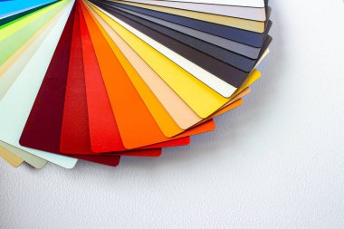 İç tasarım ve dekorasyonda kullanılacak renk aralığını gösteren renk rehberi. Renkli renk rehberi. Beyaz arkaplanda boya örnekleri ve kopya alanı var. Renklendirme kataloğu