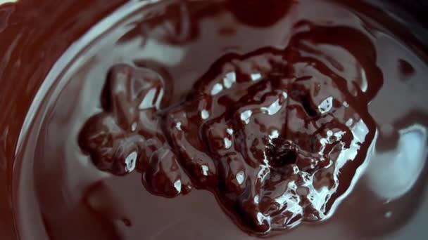 Deliziosa Cioccolata Marrone Versando Giù Con Vortice Delizioso Cioccolato Che — Video Stock