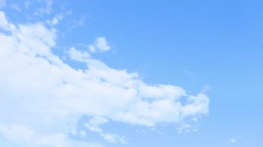 Büyük sabun köpükleri mavi gökyüzünün arka planında uçar. Mavi gökyüzü arkaplanı ve güneşli bir günde beyaz bulutlar. yumuşak odak