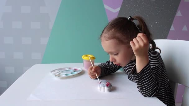 Une Petite Fille Frisée Apparence Européenne Ans Est Assise Bureau — Video