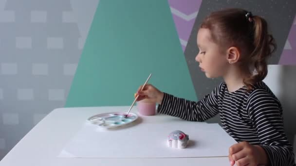 Une Petite Fille Frisée Apparence Européenne Ans Est Assise Bureau — Video