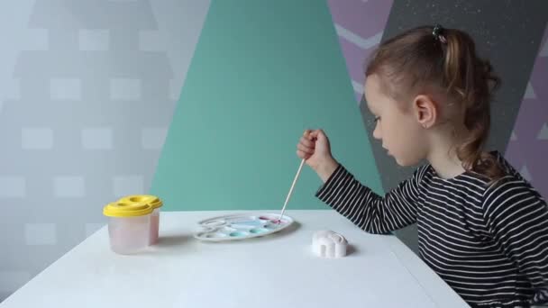 Uma Pequena Menina Encaracolada Aparência Europeia Anos Senta Mesa Pinta — Vídeo de Stock