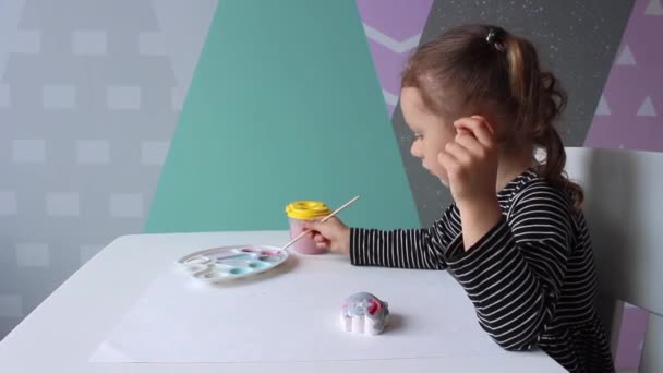 Una Bambina Riccia Aspetto Europeo Anni Siede Alla Scrivania Dipinge — Video Stock