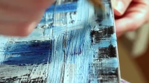 Ręka Kobiety Trzyma Pędzel Maluje Obraz Farbami Olejnymi Artysta Tworzy — Wideo stockowe