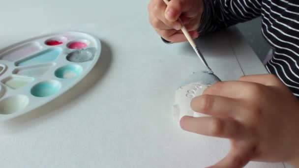 Маленькая Кудрявая Девочка Европейского Вида Возрасте Лет Сидит Столом Рисует — стоковое видео
