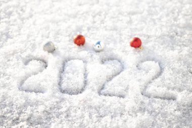 2022 yeni yıl konsepti. Karda yazılı 2022 sayısının en üst görüntüsü. 2022 'nin sonu.