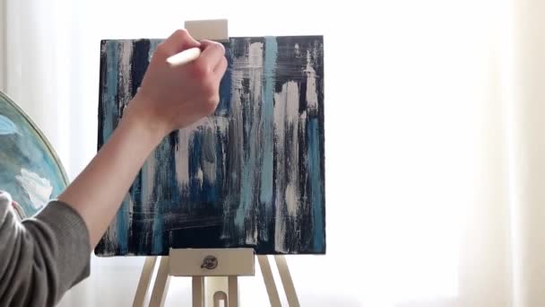 Main Une Femme Tient Pinceau Peint Tableau Avec Des Peintures — Video
