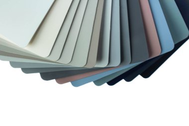 İç tasarım ve dekorasyonda kullanılacak renk aralığını gösteren renk rehberi. Renkli renk rehberi. Beyaz arkaplanda boya örnekleri ve kopya alanı var. Renklendirme kataloğu.