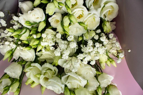 Ramo Flores Con Rosas Blancas Cerca Concepto Las Vacaciones —  Fotos de Stock