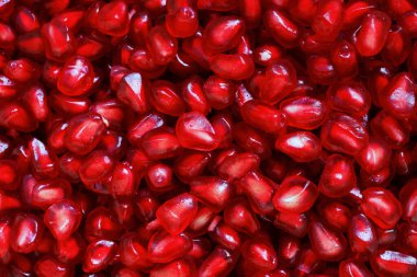 Kızıl Tohum Kırmızı El Bombaları. Büyük Olgun Kırmızı Granetler veya Garnet 'ler. Kırmızı Olgun Nar Meyveleri. Vejetaryen Kavramı, Organik Vitaminler. Organik ve Faydalı Garnet Meyvesi.