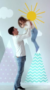 Baba ve kızı birlikte vakit geçiriyorlar. Mutlu baba atarken, sevgili kızını yakalarken ve eğlenirken. Dikey video