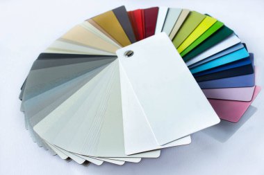 İç tasarım ve dekorasyonda kullanılacak renk aralığını gösteren renk rehberi. Renkli renk rehberi. Beyaz arkaplanda boya örnekleri ve kopya alanı var. Renklendirme kataloğu