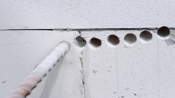ビルダーはパフォーマーを使用して壁の穴をドリルダウンします ドリルビット回転と壁からセメントほこりを作る電気ドリル — ストック動画