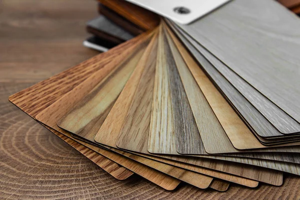 コピースペースと木製の背景に家具のデザインのための木製積層チップボードのサンプル インテリアデザインや装飾で使用するための色の範囲を表示するカラーガイド デザイナーのための — ストック写真