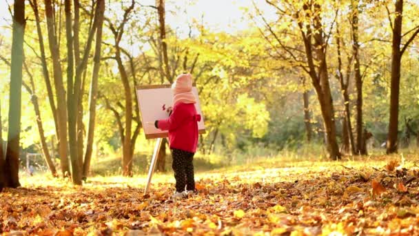 Mała Dziewczynka Czerwonym Płaszczu Maluje Akwarelę Sztaludze Parku Tle Jesiennego — Wideo stockowe