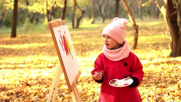 Una Niña Con Abrigo Rojo Pinta Una Acuarela Caballete Del — Vídeos de Stock