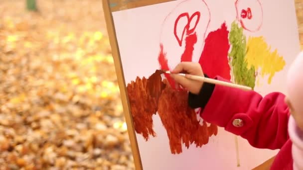 Маленька Дівчинка Червоному Пальто Малює Акварель Мольберті Парку Тлі Осіннього — стокове відео