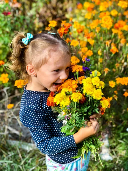 Little Girl European Appearance Poses Huge Bouquet Autumn Flowers Smiling — Zdjęcie stockowe