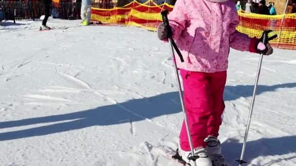 Little Girl Skiing Snow Slope Slow Motion Winter Ski Resort — ストック動画