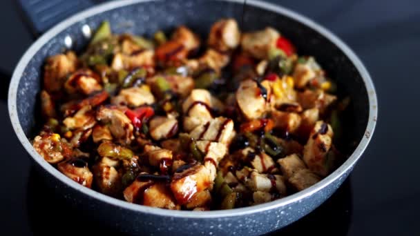 Chef Pours Sauce Vegetables Meat Stewed Pan Cooking Restaurant Kitchen — 비디오