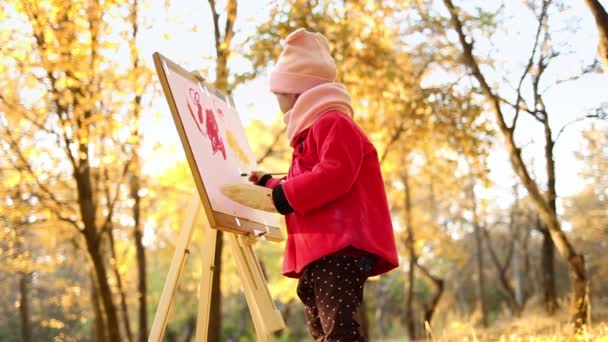 Маленька Дівчинка Червоному Пальто Малює Акварель Мольберті Парку Тлі Осіннього — стокове відео