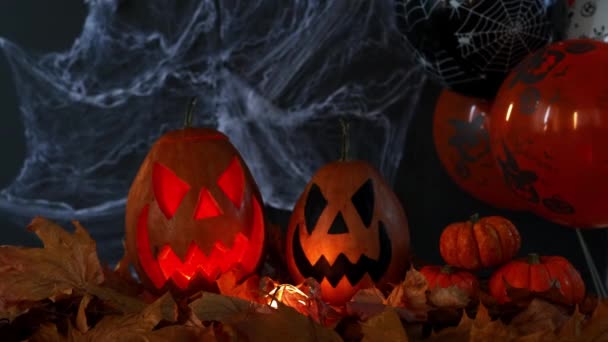 Dovlecelul Halloween Sculptat Înfricoșător Față Nebună Ochi Strălucitori Atributele Sărbătorilor — Videoclip de stoc