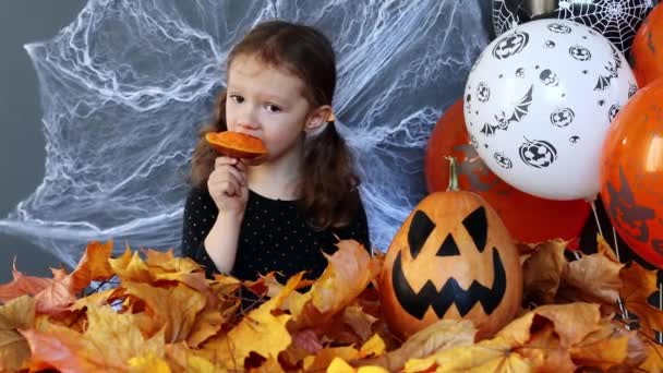 Little Witch Girl Funny Eating Slice Pumpkin Background Halloween Attributes — Αρχείο Βίντεο