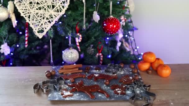 Imbirowe Ciasteczka Przyprawy Świąteczne Leżą Tle Choinki Powolny Ruch Kamery — Wideo stockowe