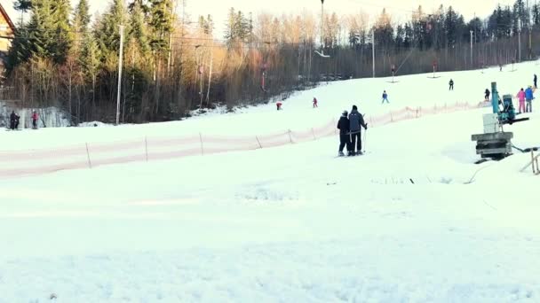 冬のスキー場ではゆっくりとした動きでロープ牽引で登ります 雪の山のスキーエレベーター 冬のアクティビティ 健康の概念 — ストック動画