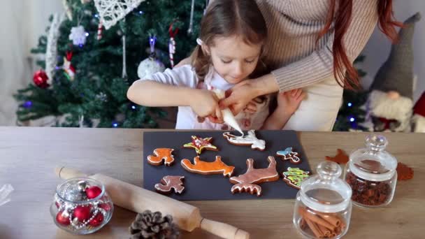 Szczęśliwa Dziewczynka Jej Pięknej Mamy Kolorowanki Christmas Pierniki Ciasteczka Domu — Wideo stockowe