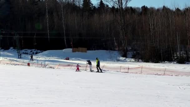 Δάσκαλος Μαθαίνει Ένα Κοριτσάκι Κάνει Σκι Στο Χειμερινό Χιονοδρομικό Κέντρο — Αρχείο Βίντεο