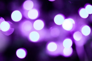 Karanlık bir arkaplanda soyut çok renkli bokeh. Siyah arka planda mor bokeh ile güzel bir arkaplan.
