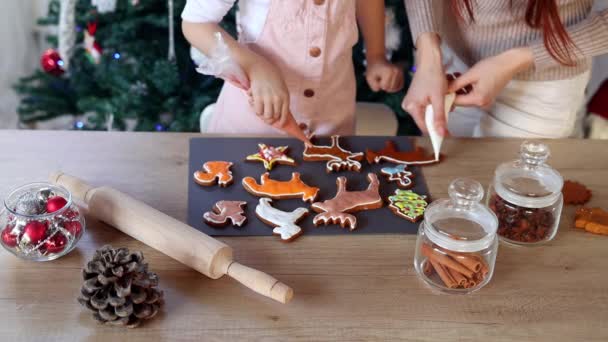 Szczęśliwa Dziewczynka Jej Pięknej Mamy Kolorowanki Christmas Pierniki Ciasteczka Domu — Wideo stockowe