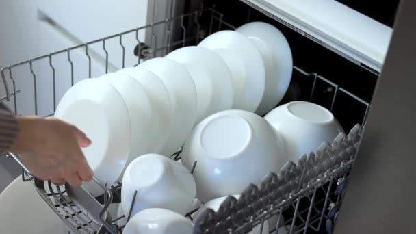 Молода Жінка Закриває Посудомийну Машину Білим Посудом Вбудуйте Кухню Сучасна — стокове відео