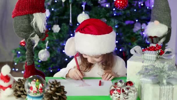 Kırmızı Noel Baba Şapkalı Küçük Bir Kız Noel Baba Noel — Stok video