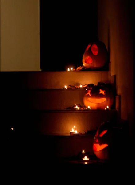 南瓜和蜡烛之间的光晕 — 图库照片