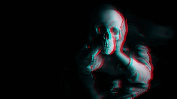 Assustador embaçado retrato de uma bruxa feminina com um crânio em suas mãos — Fotografia de Stock